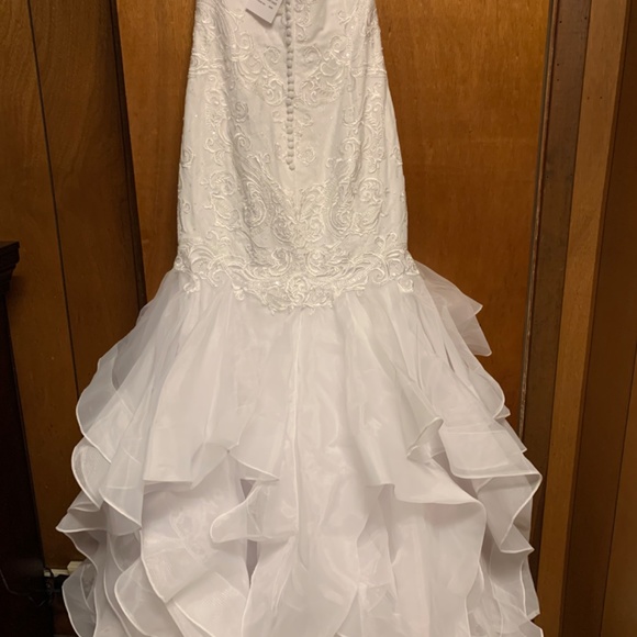 Wedding dress - Picture 4 of 8